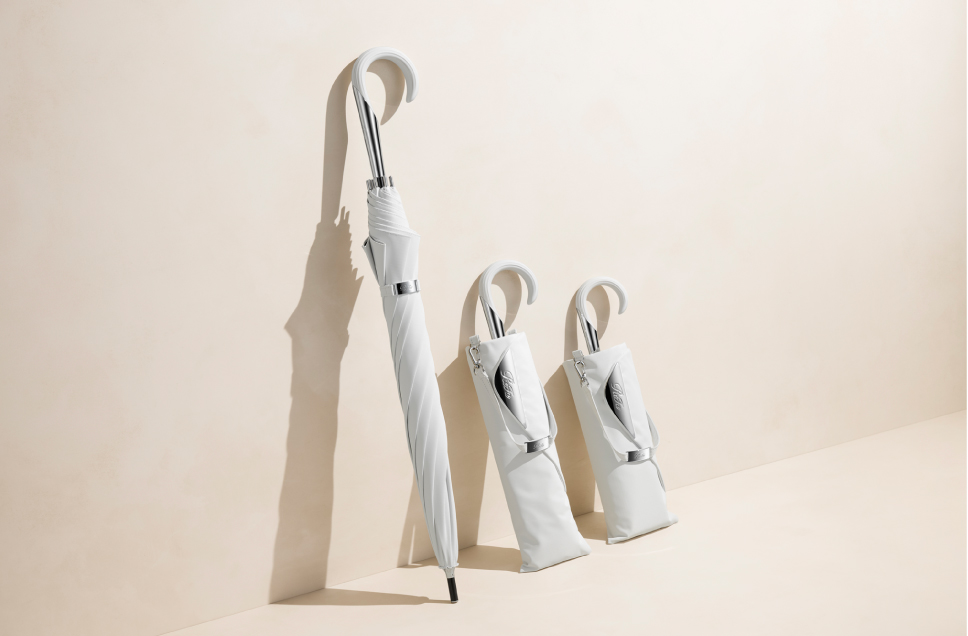 長傘/2段折りたたみ傘/3段折りたたみ傘の3タイプを展開