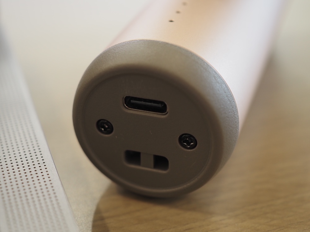 本体底部に、充電用のUSB Type-Cと、ストラップ用の穴を配置