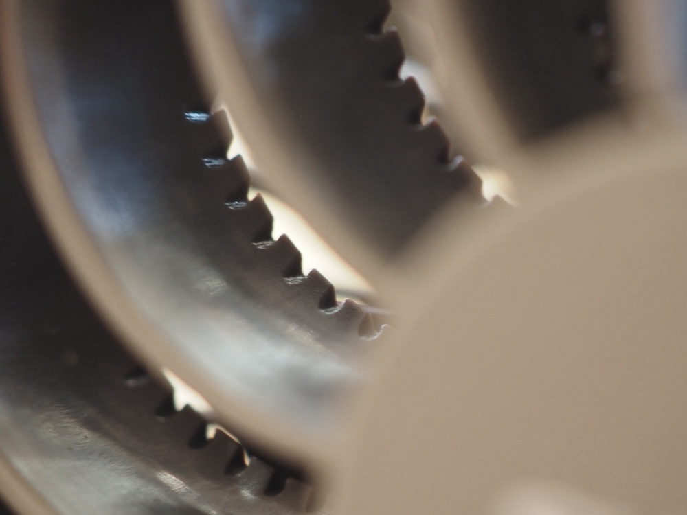 風切り音を抑える、グリルのセレーション(細かい凹凸)