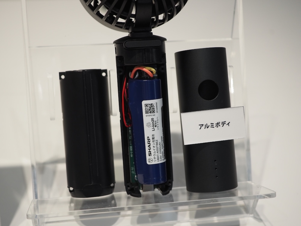 動作温度が最大60℃まで対応するリチウムイオン電池を採用。電池の周囲を熱に強いアルミ素材と難燃樹脂で覆うことで、安全性を高めている