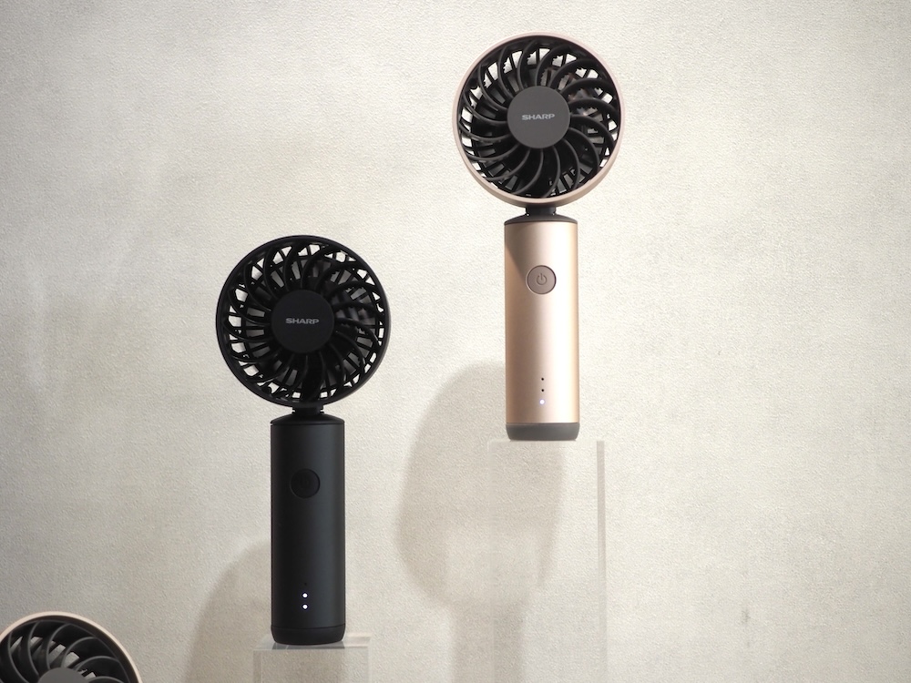 本体カラーはブラック系(メタリックアッシュ)とピンク系(フロストピンク)の2色