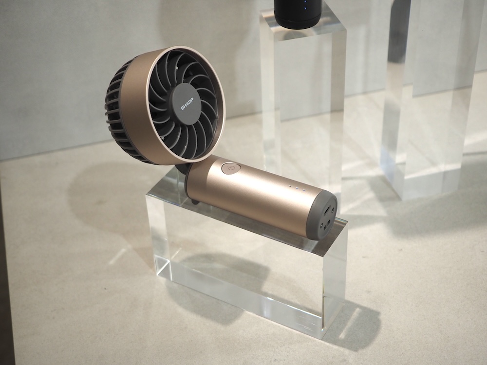 デスクの上に置きやすい