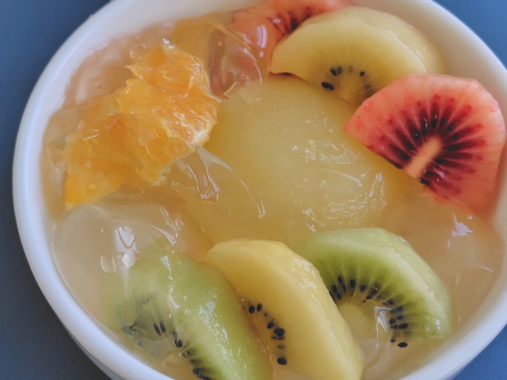 カラフルなフルーツを添えると豪華なひんやりデザートに