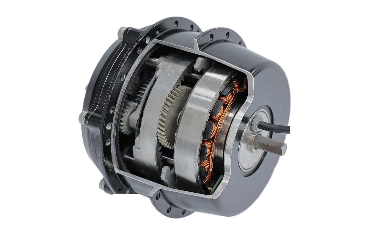 独自設計の内装3段変速により、ペダルに負荷がかかる状況でもショックが少ない滑らかな変速が可能