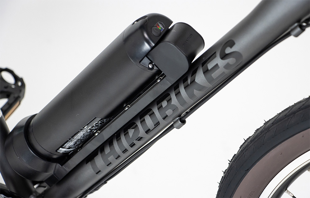 バッテリー容量は約245Wh(36V/6.8Ah)でUSB Type-Aポートを有する。1充電あたりの走行可能距離は約54km(標準パターン)で、充電時間は約3～4時間