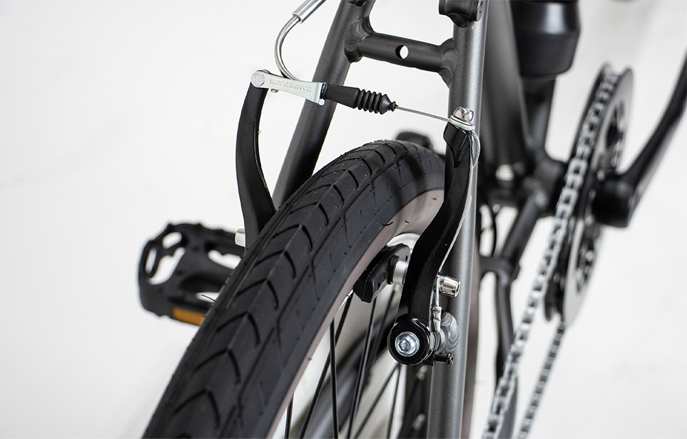 走行時の安定感と路面からの衝撃を和らげる快適性に優れる太めのタイヤ