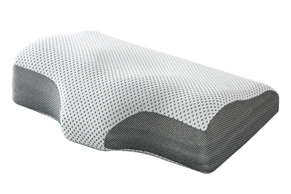 ニトリ「横向き寝がラクなまくら(ナチュラルフィット)」3,990円。「やわらか」の「横向き寝も仰向け寝もラクな低反発まくら(ナチュラルフィットプレミアムP2304)」4,990円と、「かため」の「通気性の良い 横向き寝がラクな 洗える枕2(Nブレス プラスエア P2427)」4,990円も用意されている