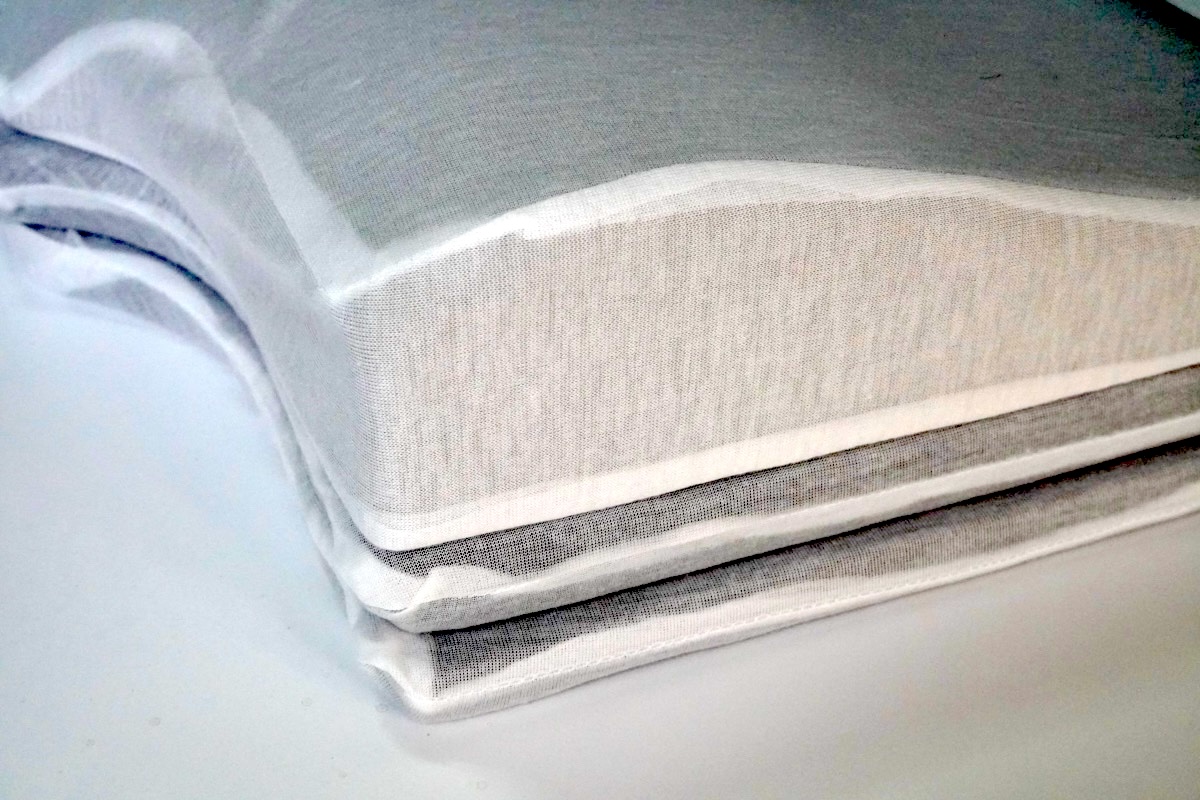 内部は3層構造で、本体と2種類のウレタンシートを入れ替えることで高さを調整できる