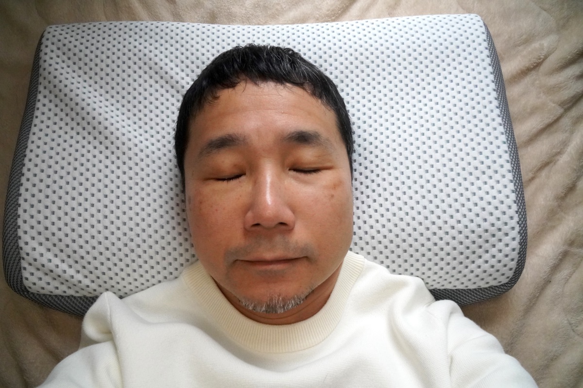 仰向け寝。首元からしっかりとフィットしてくれる