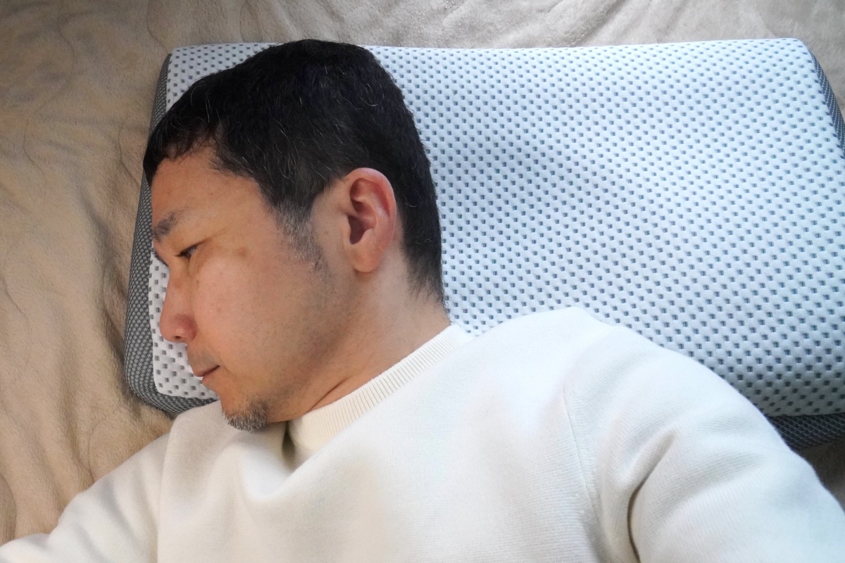 横向き寝では、首の角度を一定に保つ