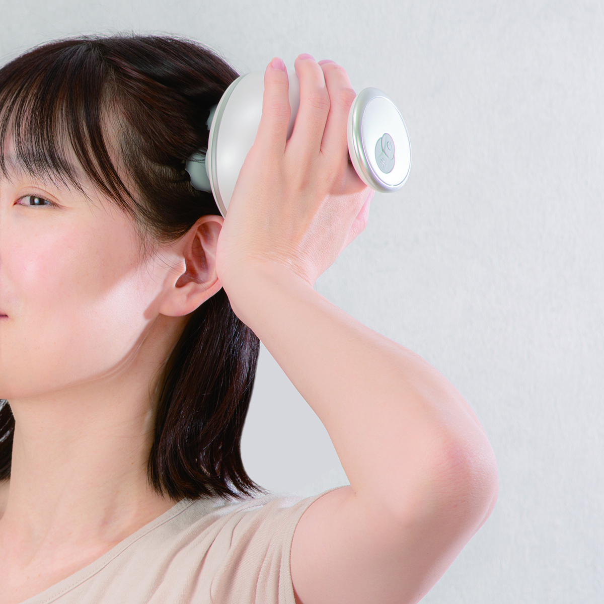 4つのアームで頭皮を刺激