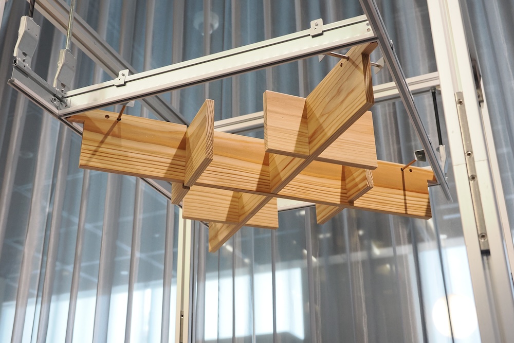 既存のTバー構造を活用して設置できる