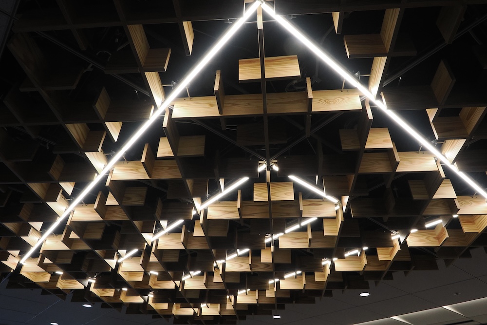 グリッドタイプのシステム天井に同製品を設置したところ