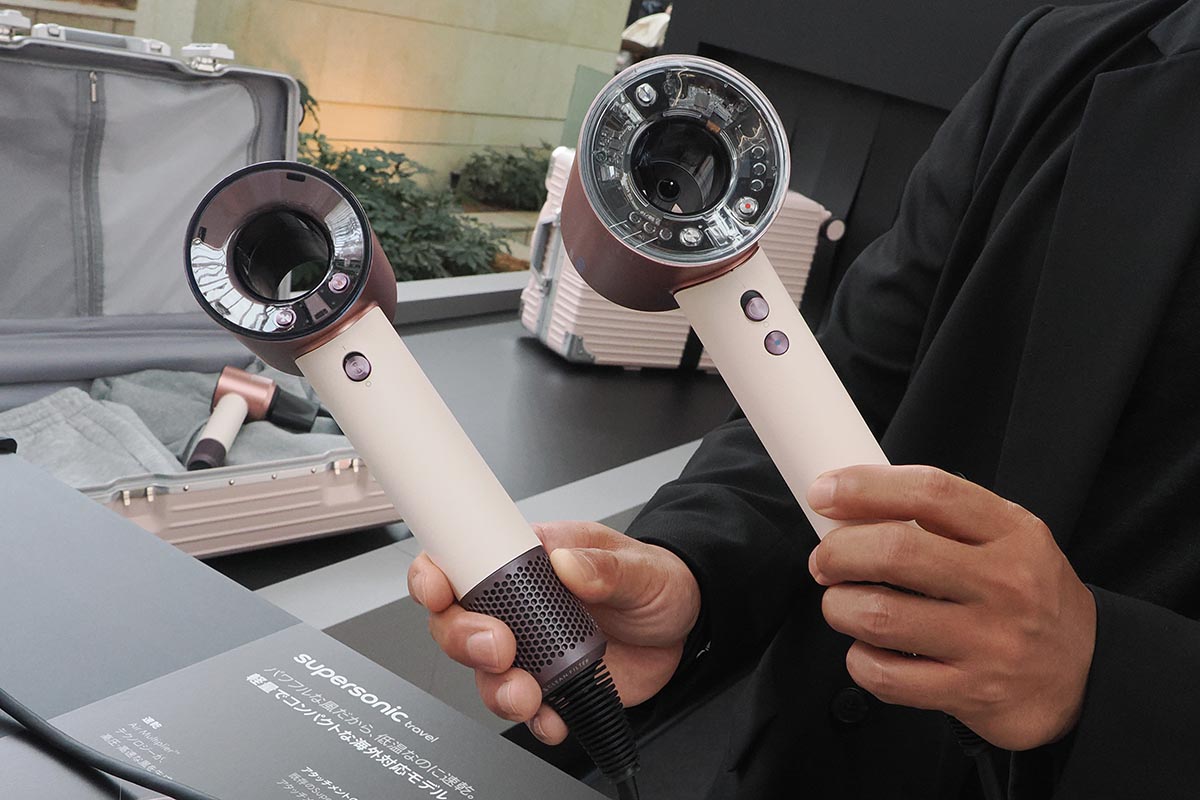 右が従来のDyson Supersonicシリーズ、左が新しいDyson Supersonic Travel