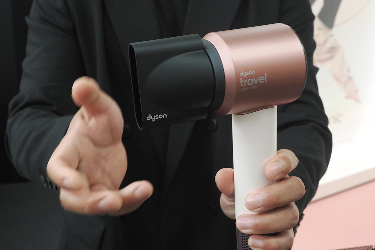 Dyson Supersonic Travelのアタッチメント「なめらかツール」装着時