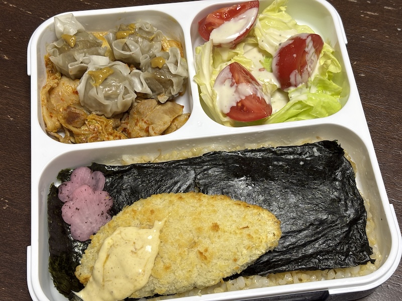 雑にサラダを入れても味移りゼロ。におい強めなおかずでも、開く前に周囲に気付かれることはない