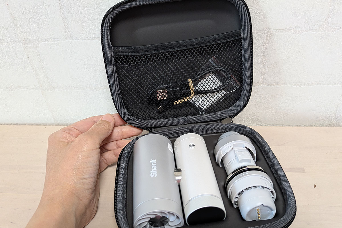 高級感のある専用ケースが用意されています。本体と付属のヘッドがすっぽりと収まる作りで、充電ケーブルも収納できます