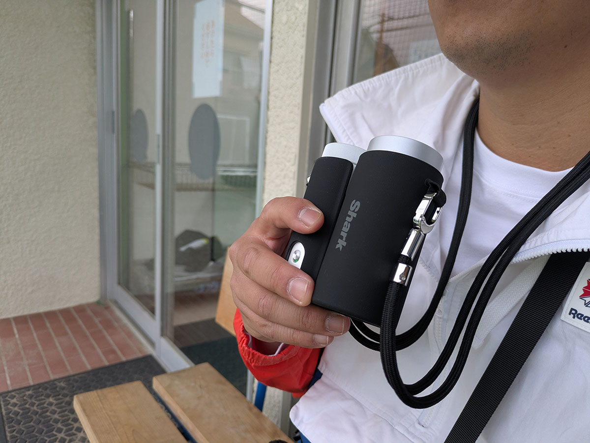 筒状の専用ケース&ストラップ。本体をすっぽりと受け止めてくれる重厚感のある作りです。これを首から下げていたら、完全に双眼鏡だと思われて「何を見るの?」と聞かれました