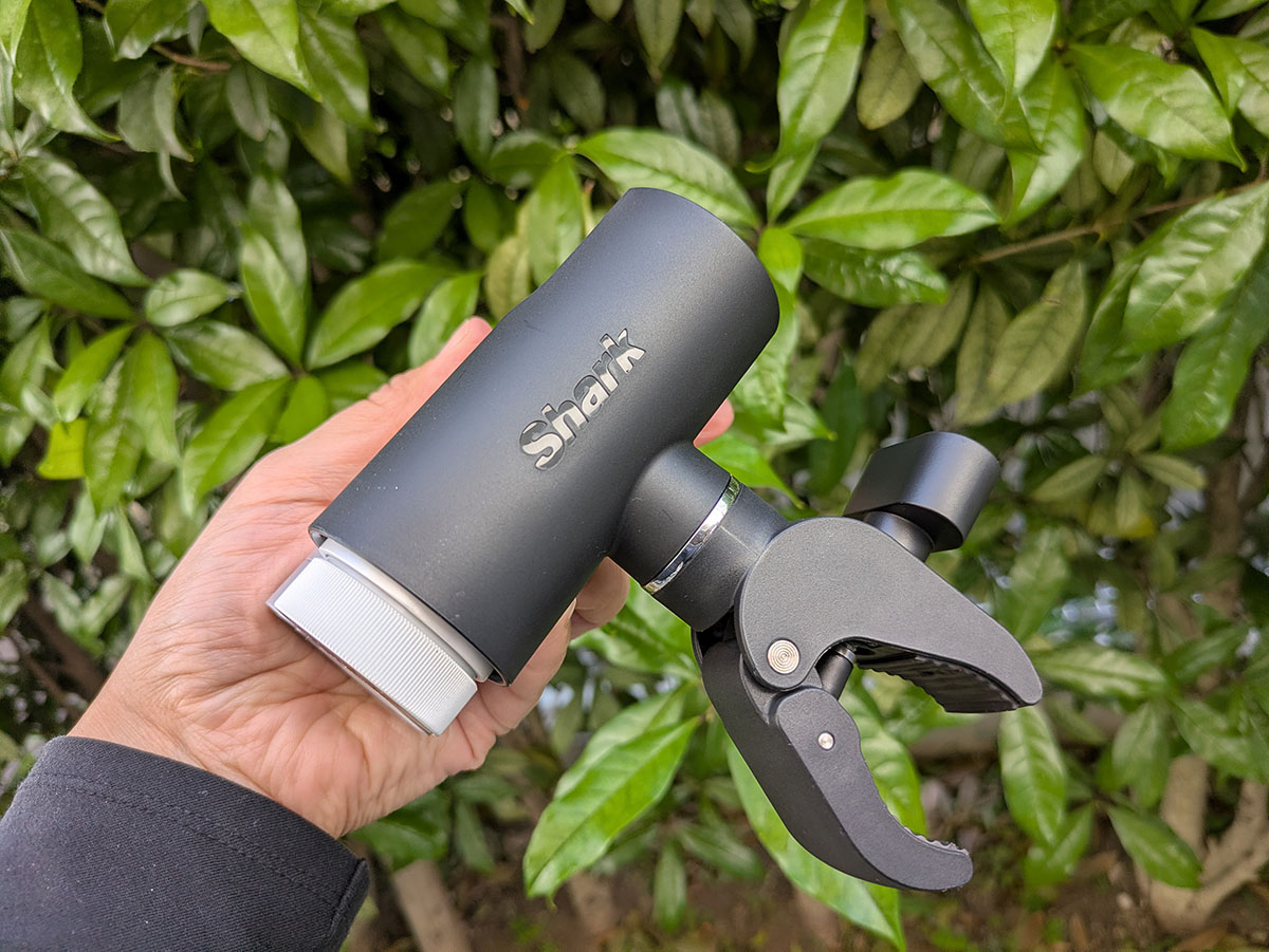 日傘やベビーカーなどに固定して使う「クランプ」