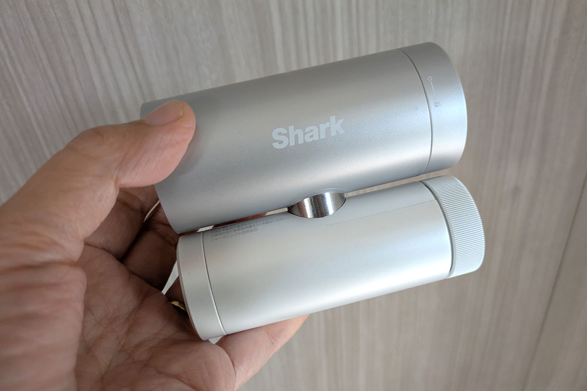 円筒形が2つ並んだ、まるで双眼鏡のようなビジュアルで、羽根も見えない