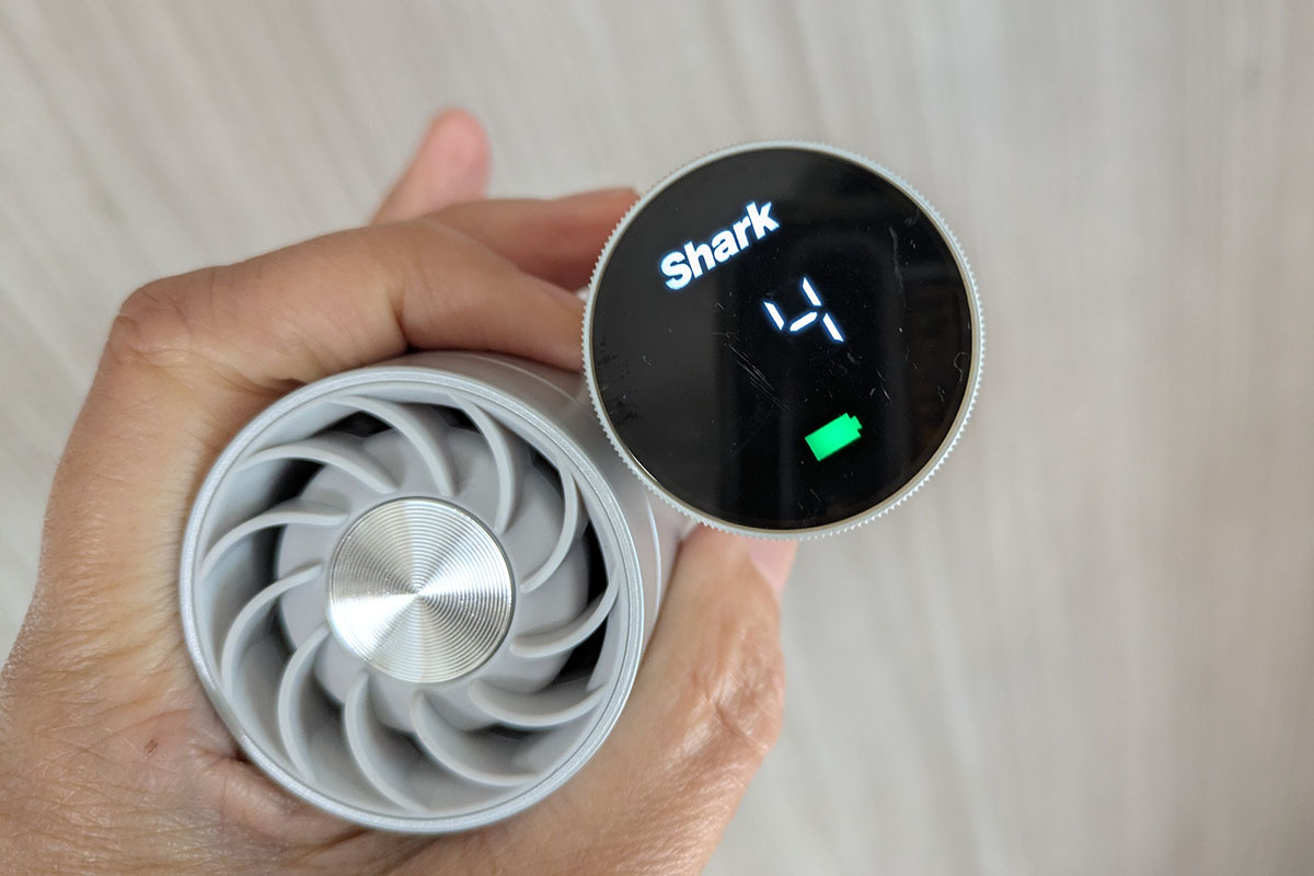 運転状況がサイドの液晶画面に表示されます