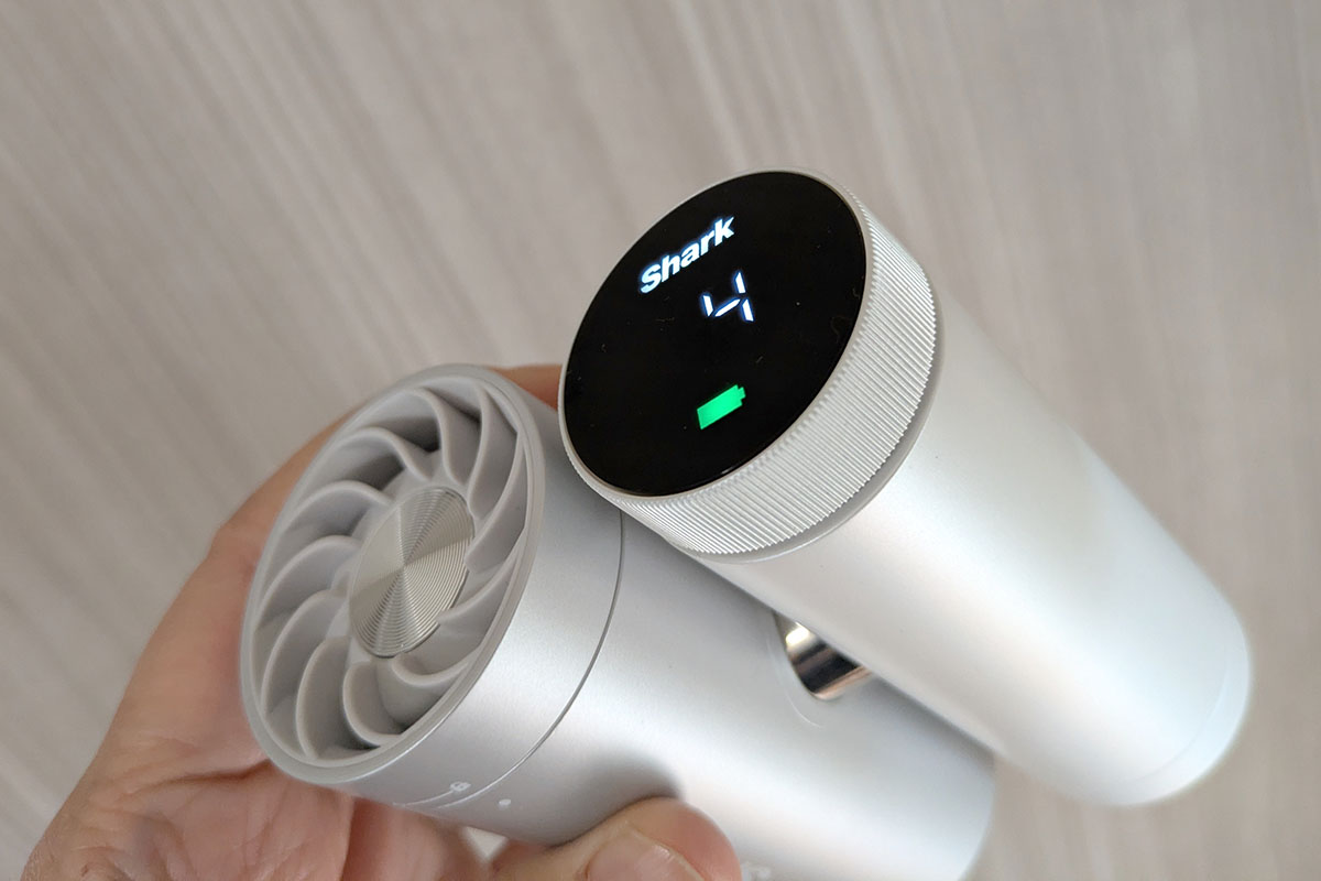 液晶画面の周りに配置されたダイヤルを回して、風量を変更します