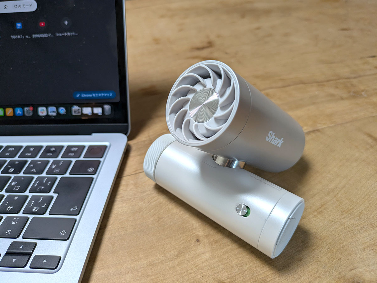 写真のようにテーブルの上に置いて使うことも可能です
