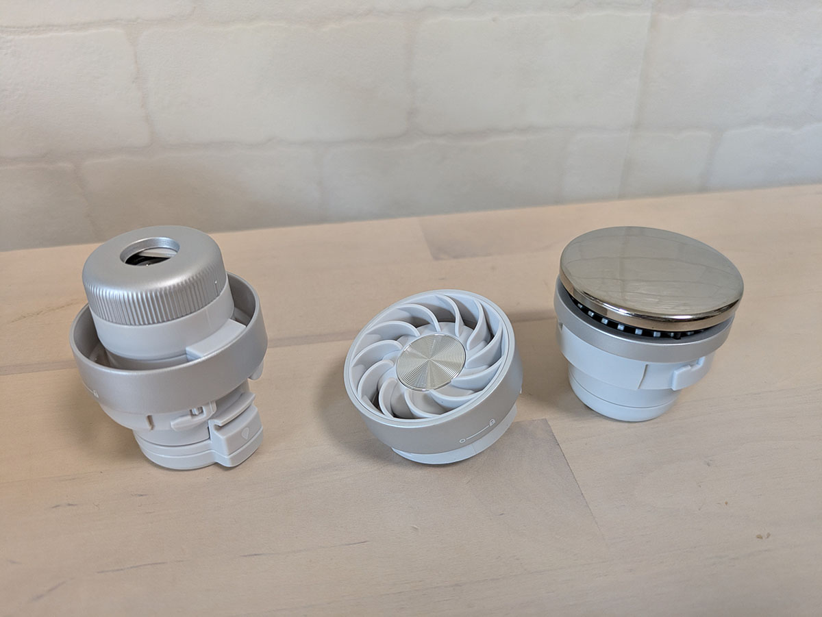 本体には3つのヘッドが付属します。左からミストが出るヘッド、送風ヘッド、冷却プレートヘッド