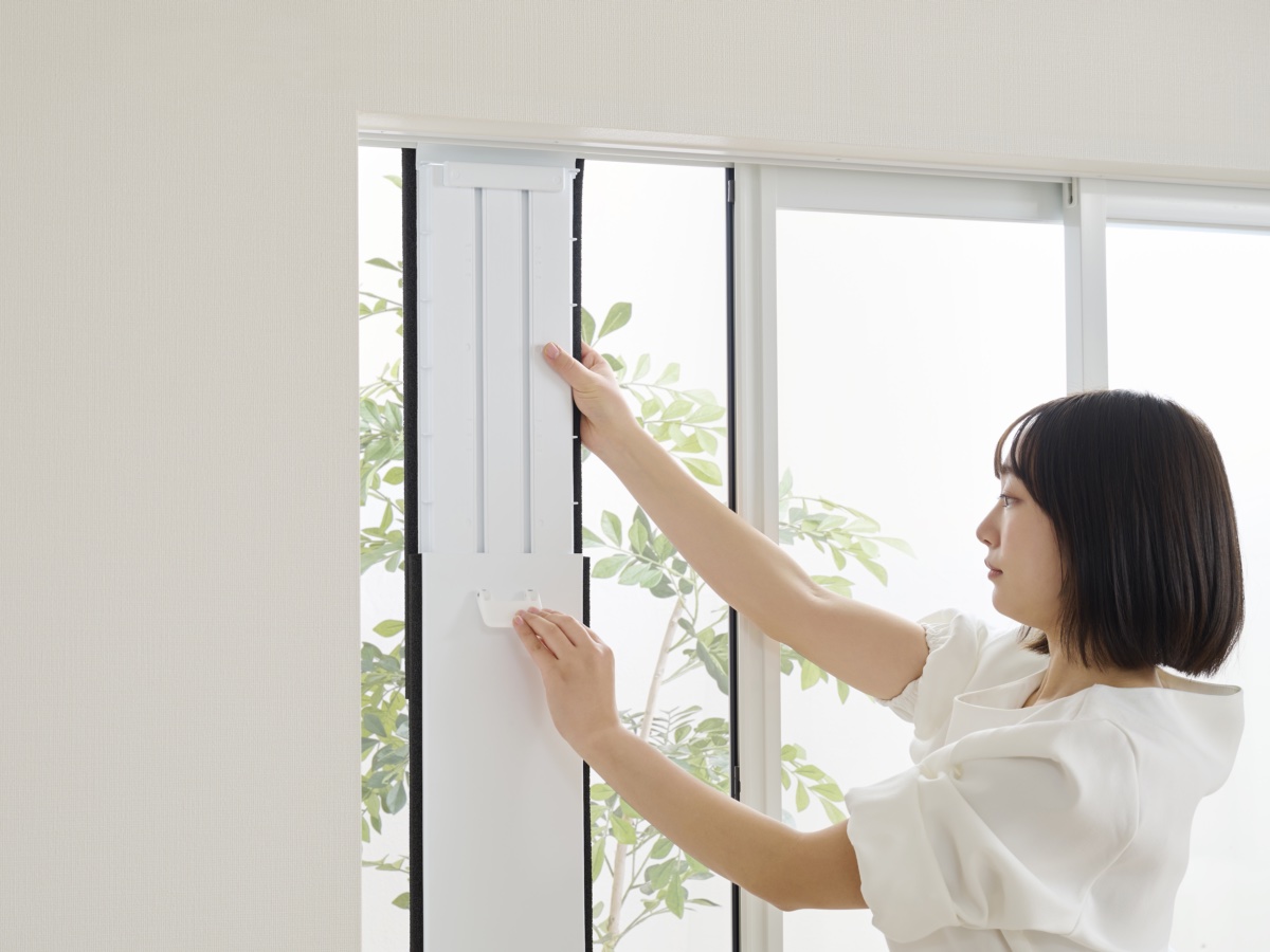 付属の窓パネルを取り付けることで効率的に排熱できる