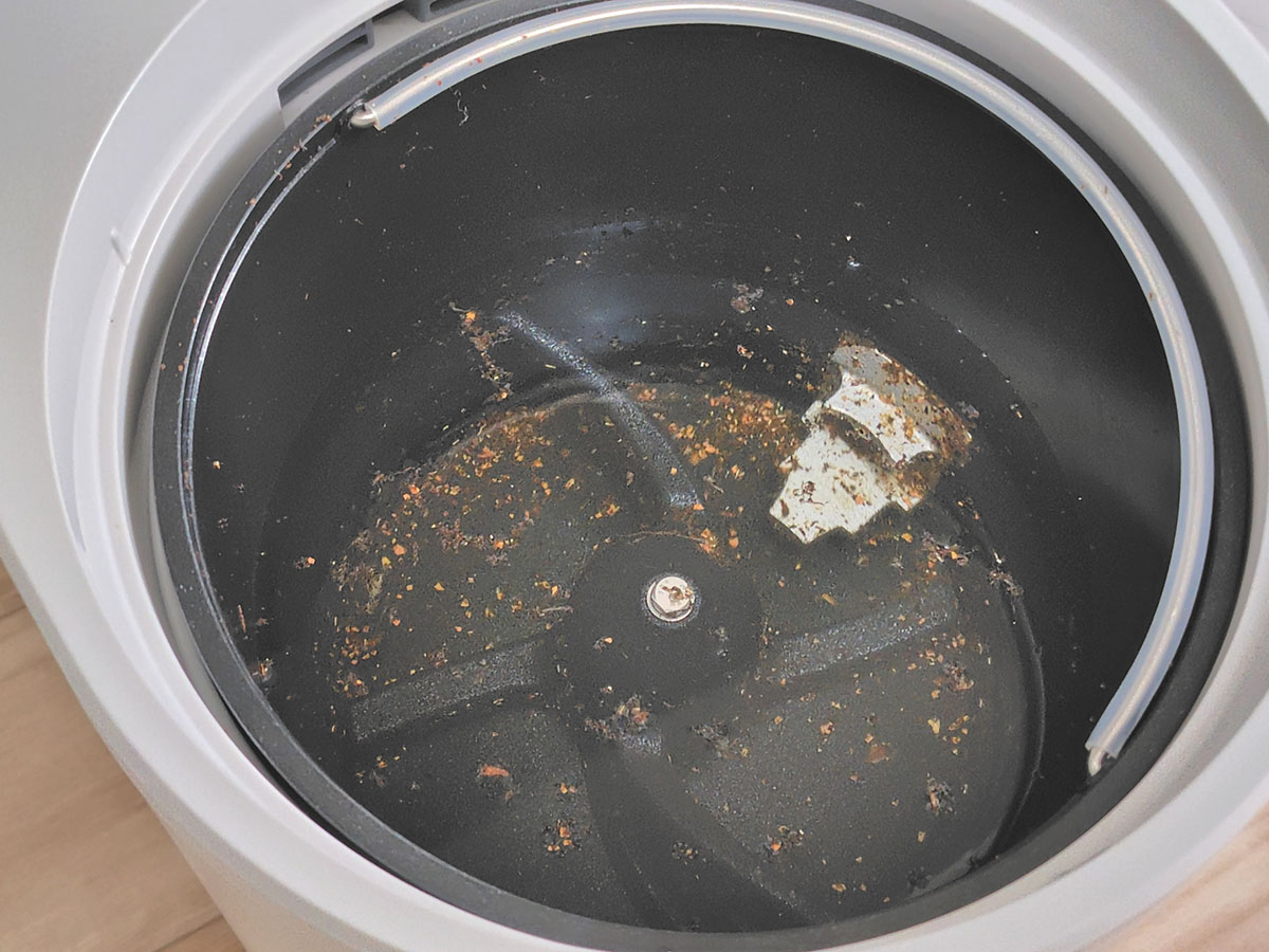 乾燥トレイに半分ほど水を入れてセット