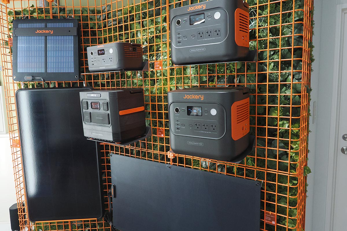 Jackeryのポータブル電源やソーラーパネルが展示