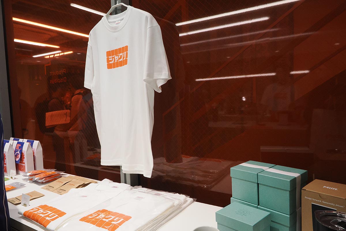 カタカナの「ジャクリ」がかわいいTシャツなども