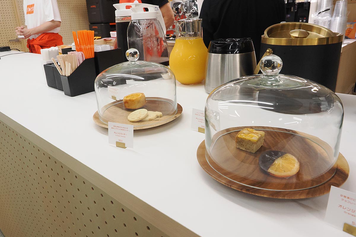 スイーツなどもオレンジ仕様