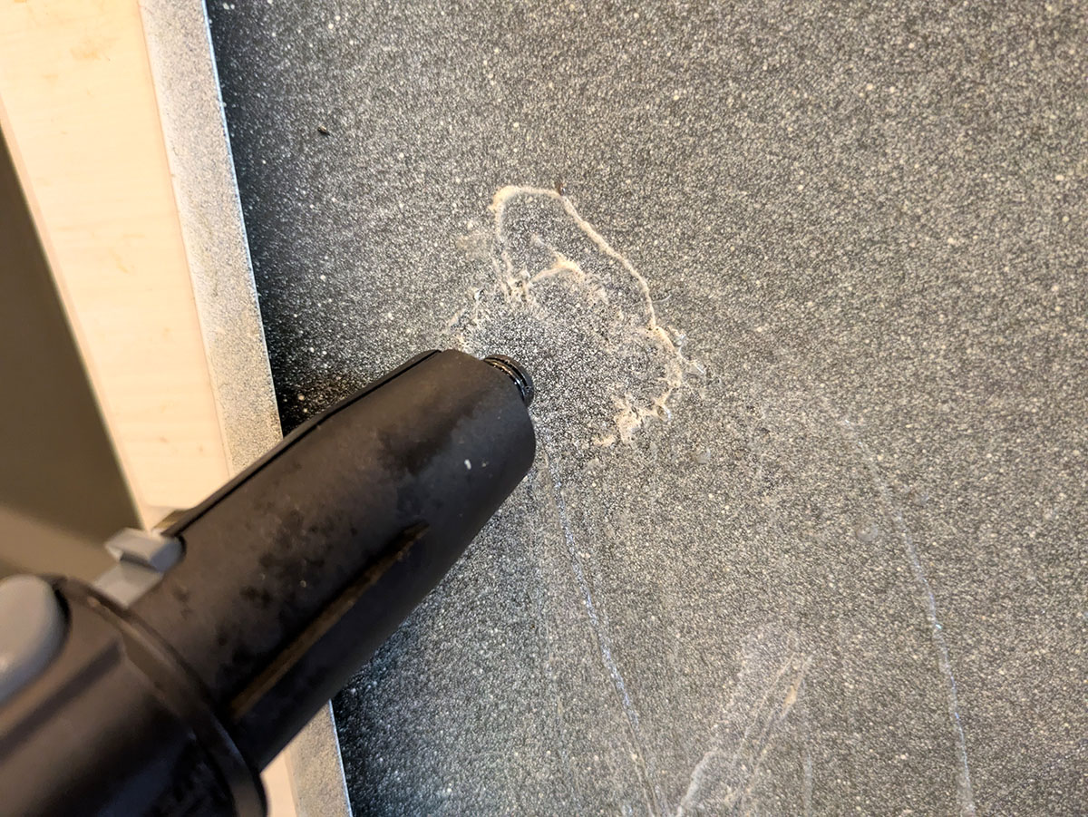 換気扇のパネルには蓄積された油汚れがベッタリ。スチームを当てると油が溶け出します