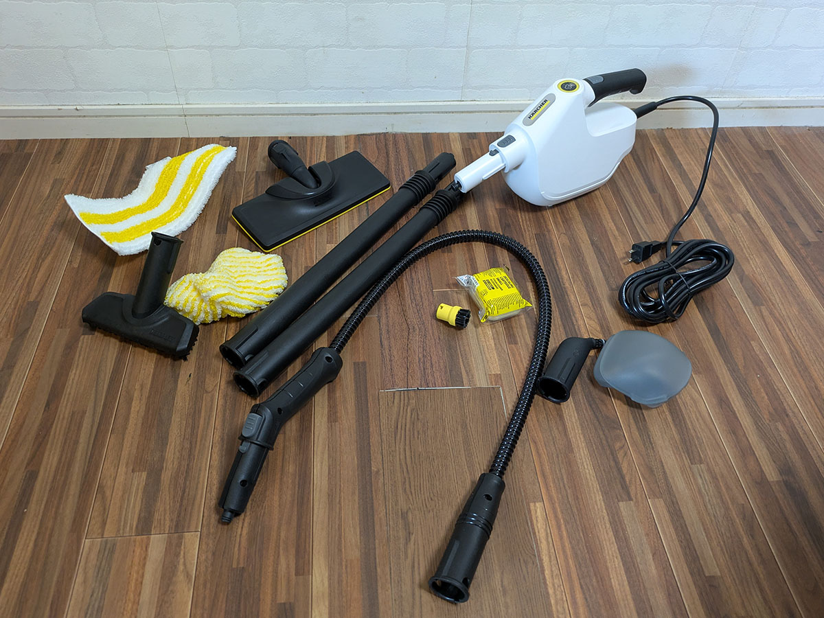 本体同梱品。掃除場所に合わせて使い分けられるアタッチメントが付属します