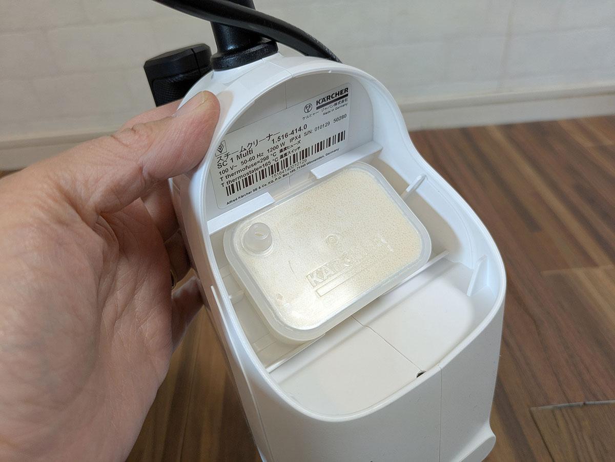 付属のスケール除去カートリッジを本体に取り付けます