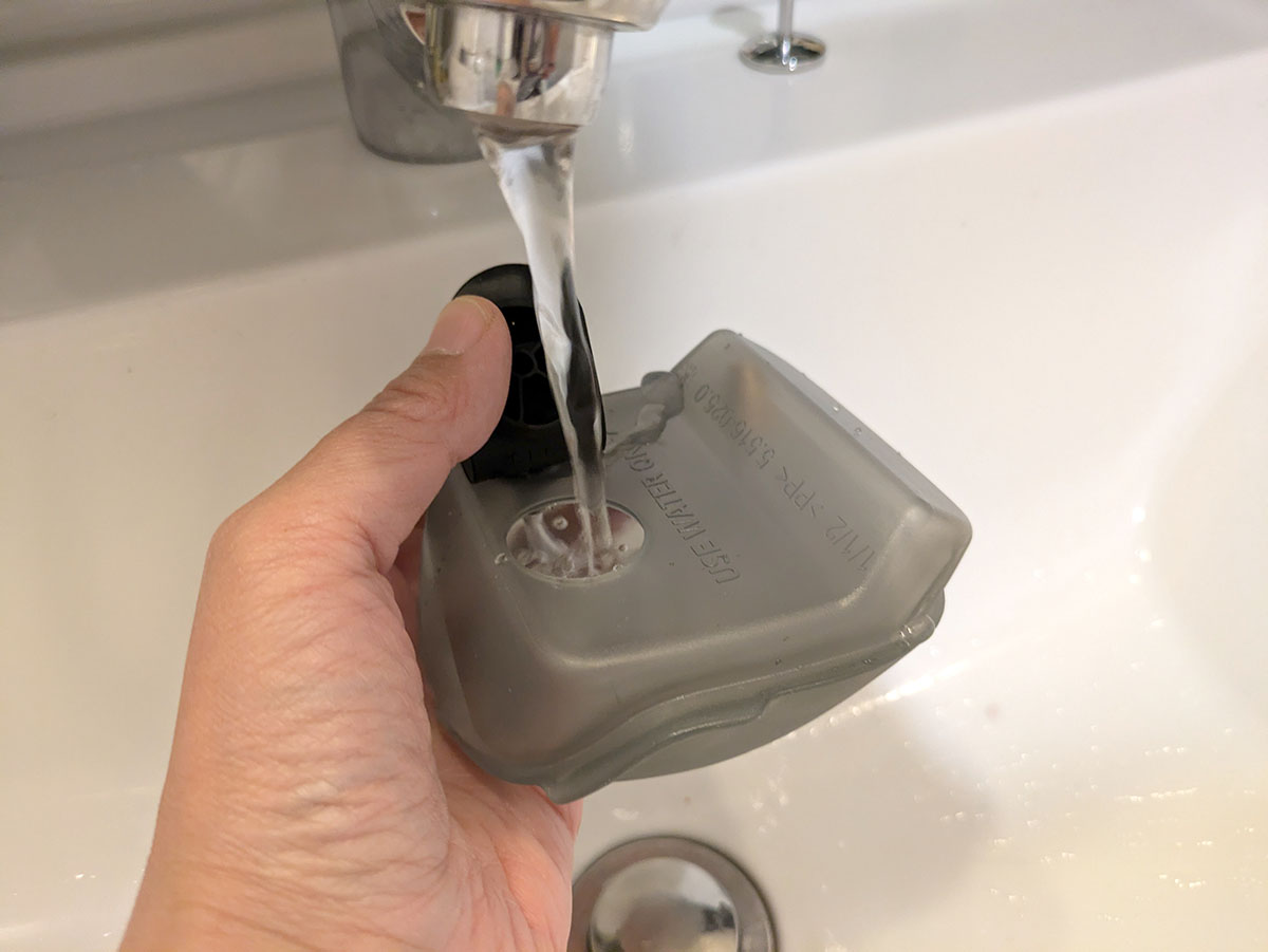 給水タンクに水を入れます