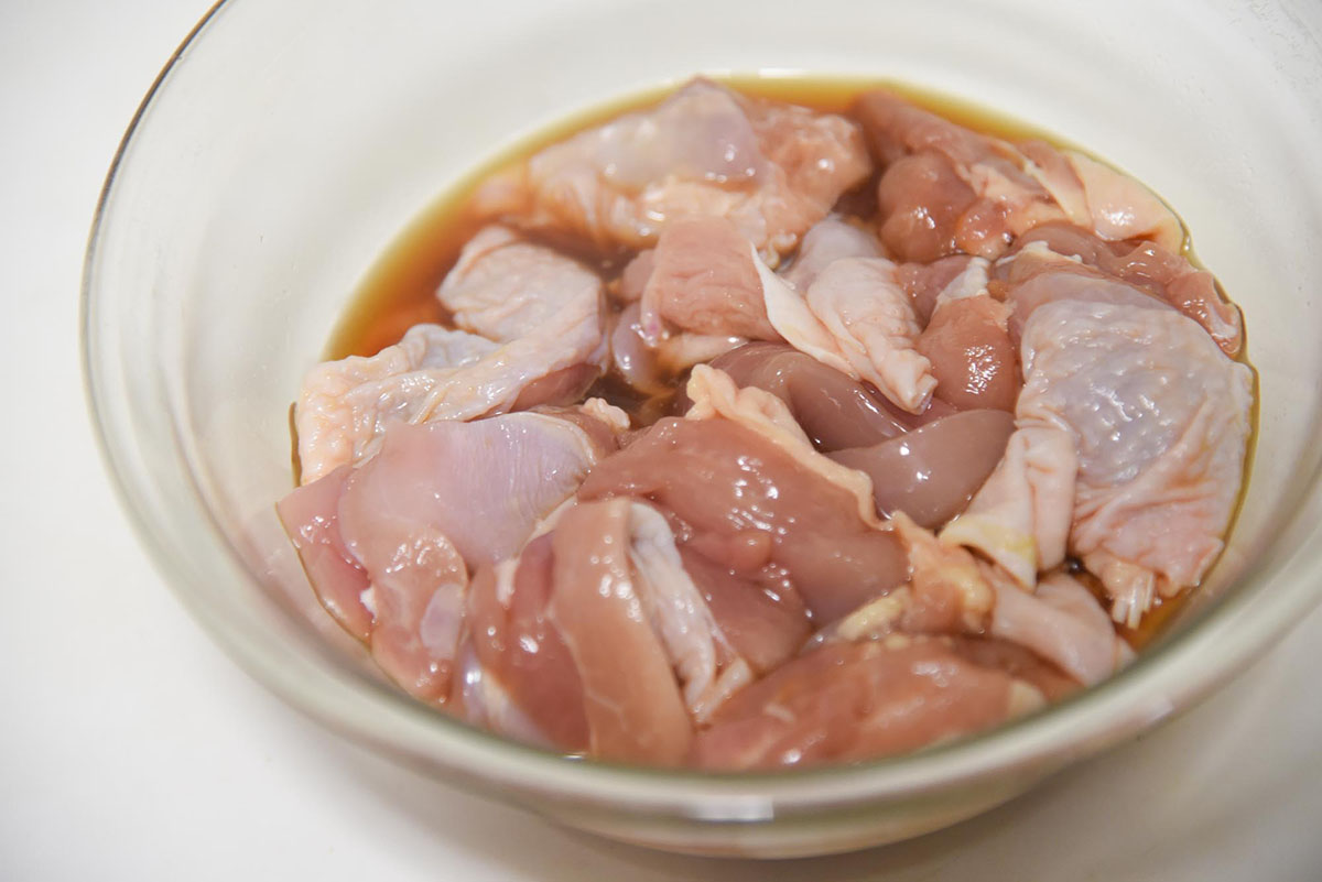酒としょうゆを1対1で入れた液に鶏肉を少し漬け込む
