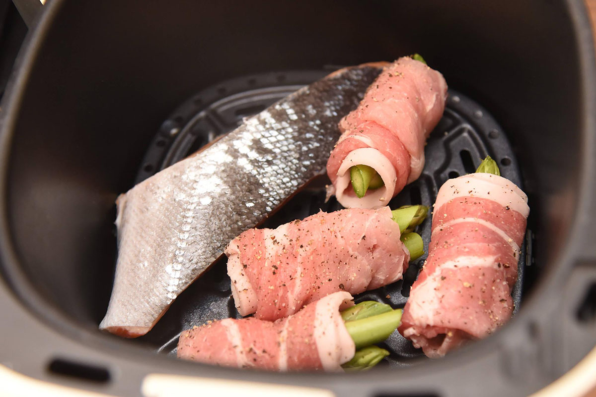 冷凍の鮭を入れ、そのまわりにアスパラの肉巻きを入れてみた