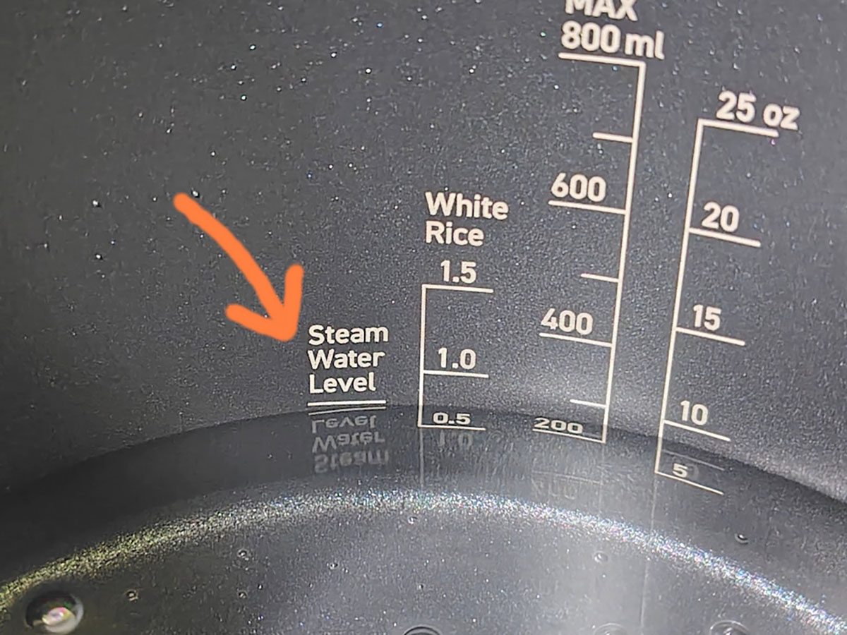 内釜の“Steam Water Level”と書かれたラインまで水を張る
