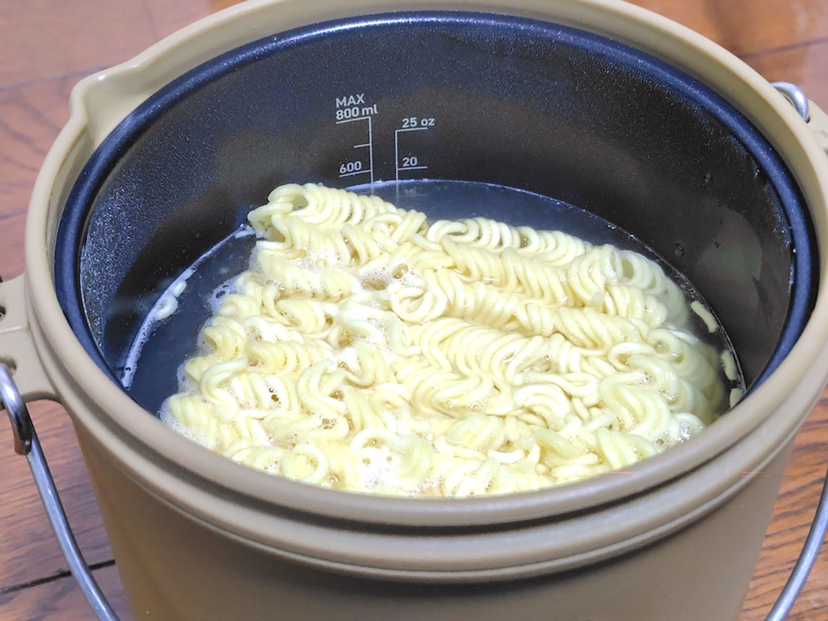 麺を茹でてスープを加えるだけ