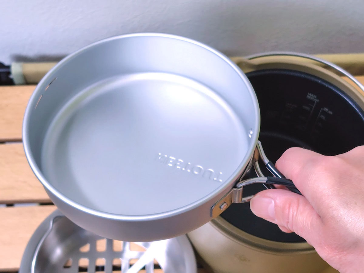 折りたたみ式の取っ手が付いたふたは、ひっくり返すと食器として使える