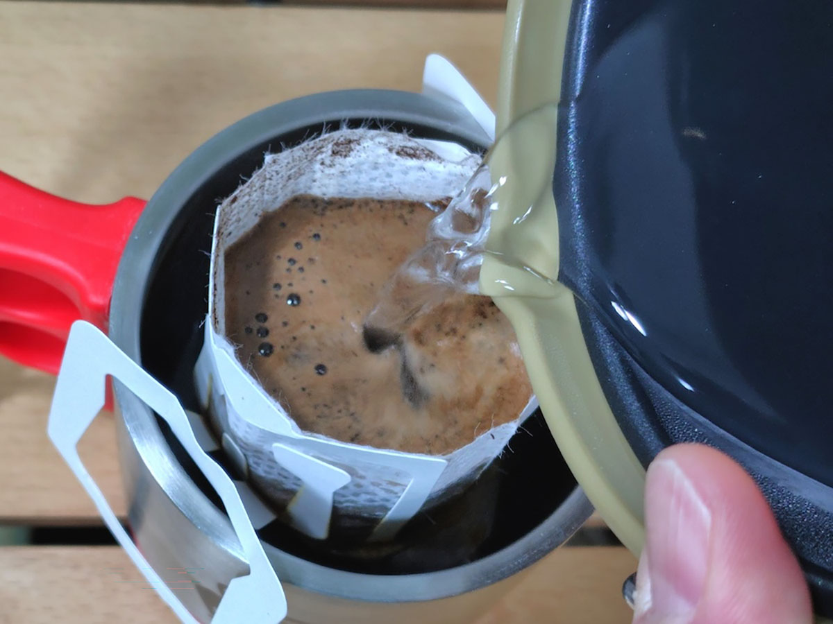 本体には注ぎ口が付いていて、お湯を注ぎやすい