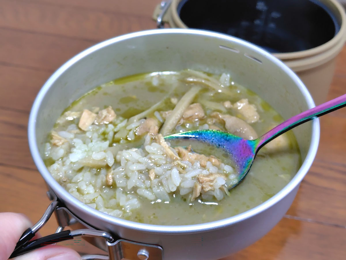 ふたには1人前のレトルトのグリーンカレーがぴったり入った