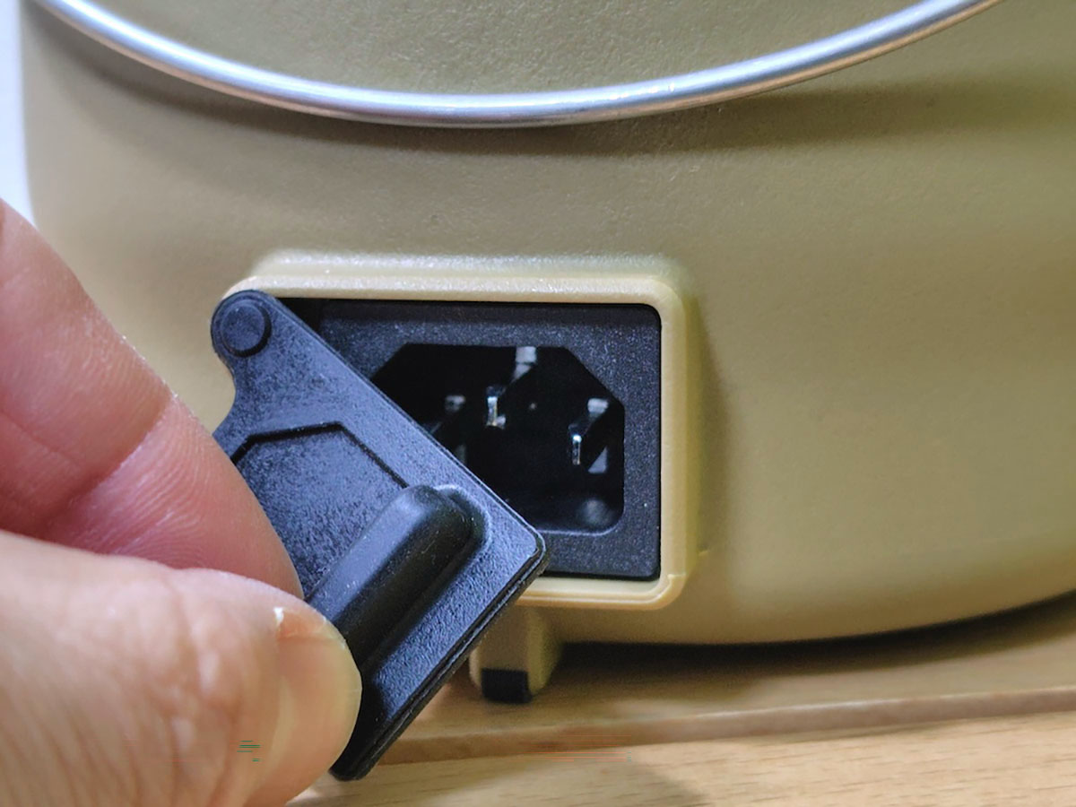 内釜を水洗いする際には、電源カバーをしっかり取り付ける