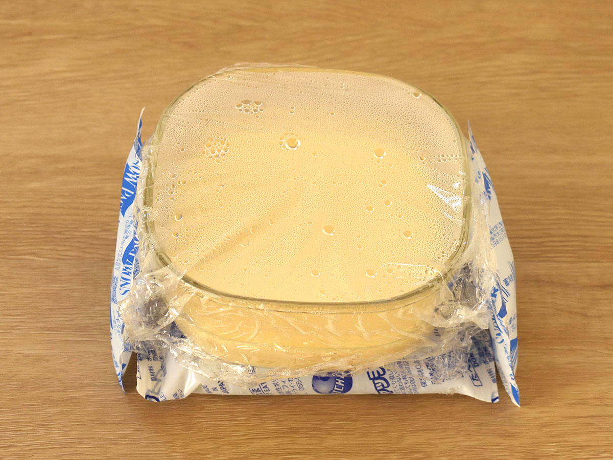 保冷材などの上に載せ、粗熱をとってから冷蔵庫で冷やします