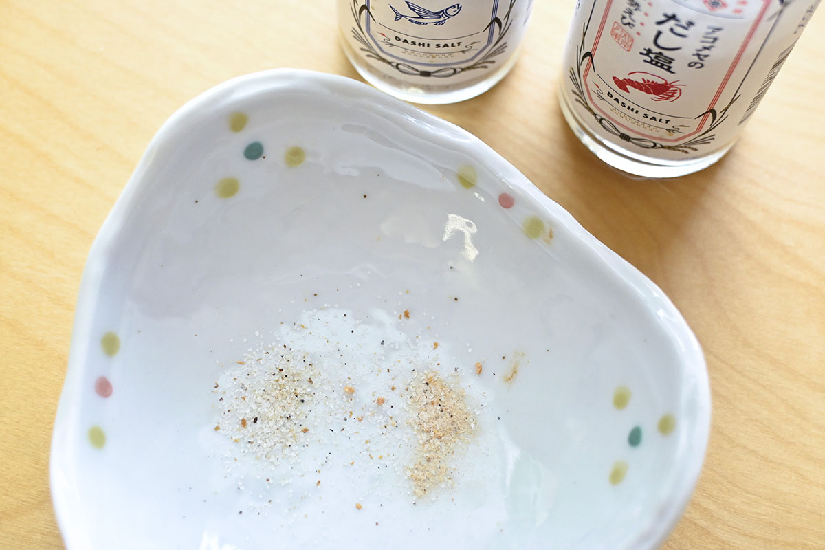 調合の割合がちょっと違っているのか、伊勢えび塩はだしの粉末が多めな印象。香りもすっごいする