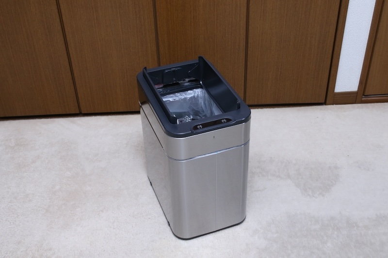 クローバーの中央開閉式ステンレスゴミ箱。40Lと小さいサイズがあり、座卓にピッタリ
