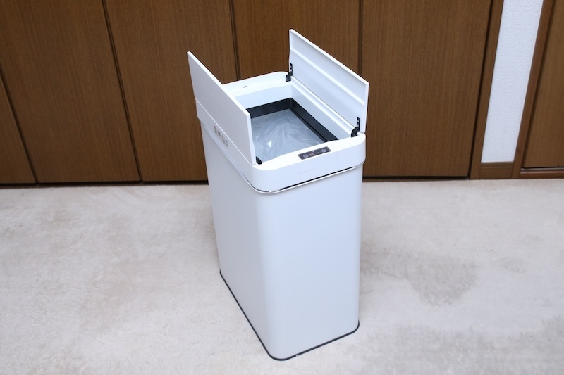 WEIWEIホールディングスの自動開閉式ゴミ箱。フタの開閉が素早くセンサー感度も高いので、捨てたいときにフタがすぐ開いてストレスが少ない