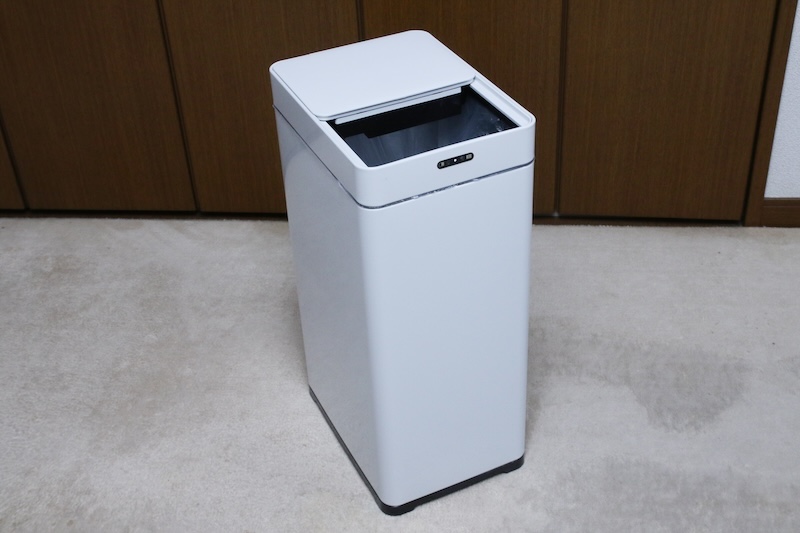山善のセンサー開閉ゴミ箱 HST-45R。センサーが横についているので、人が接近するとフタが開いて待機している。フタがスライドして開くので、中のニオイが漏れにくい